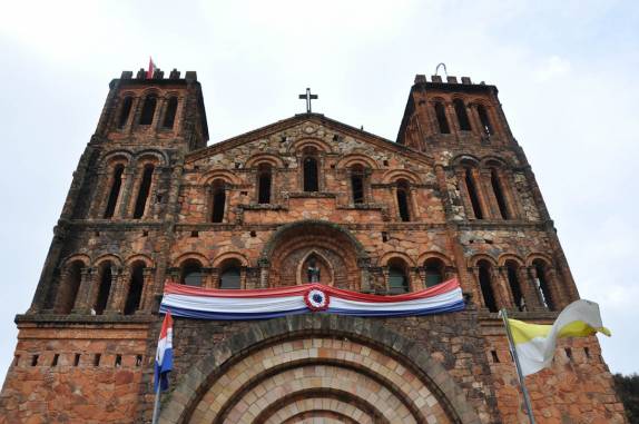 A bela igreja de pedra da época dos jesuítas, em Villarrica - Paraguai